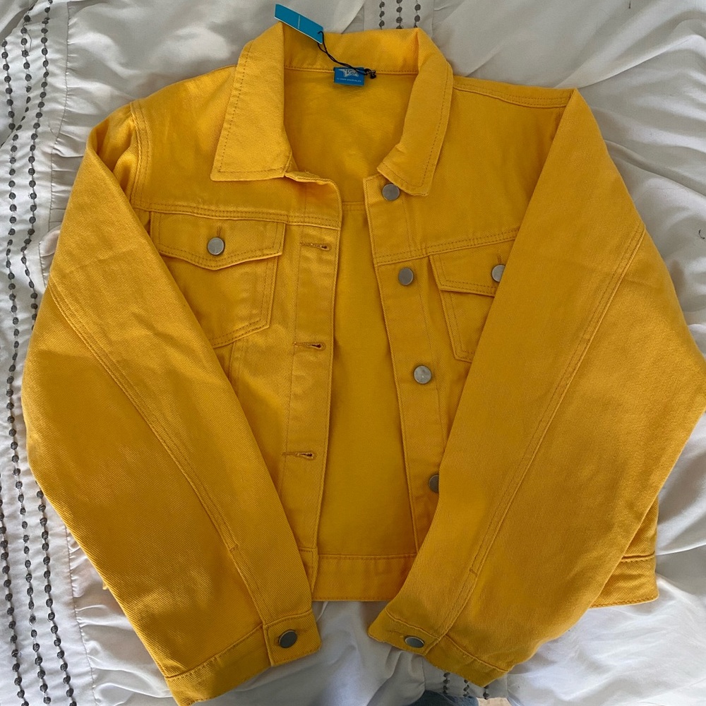 emma chamberlain’s highkey yellow denim jacket